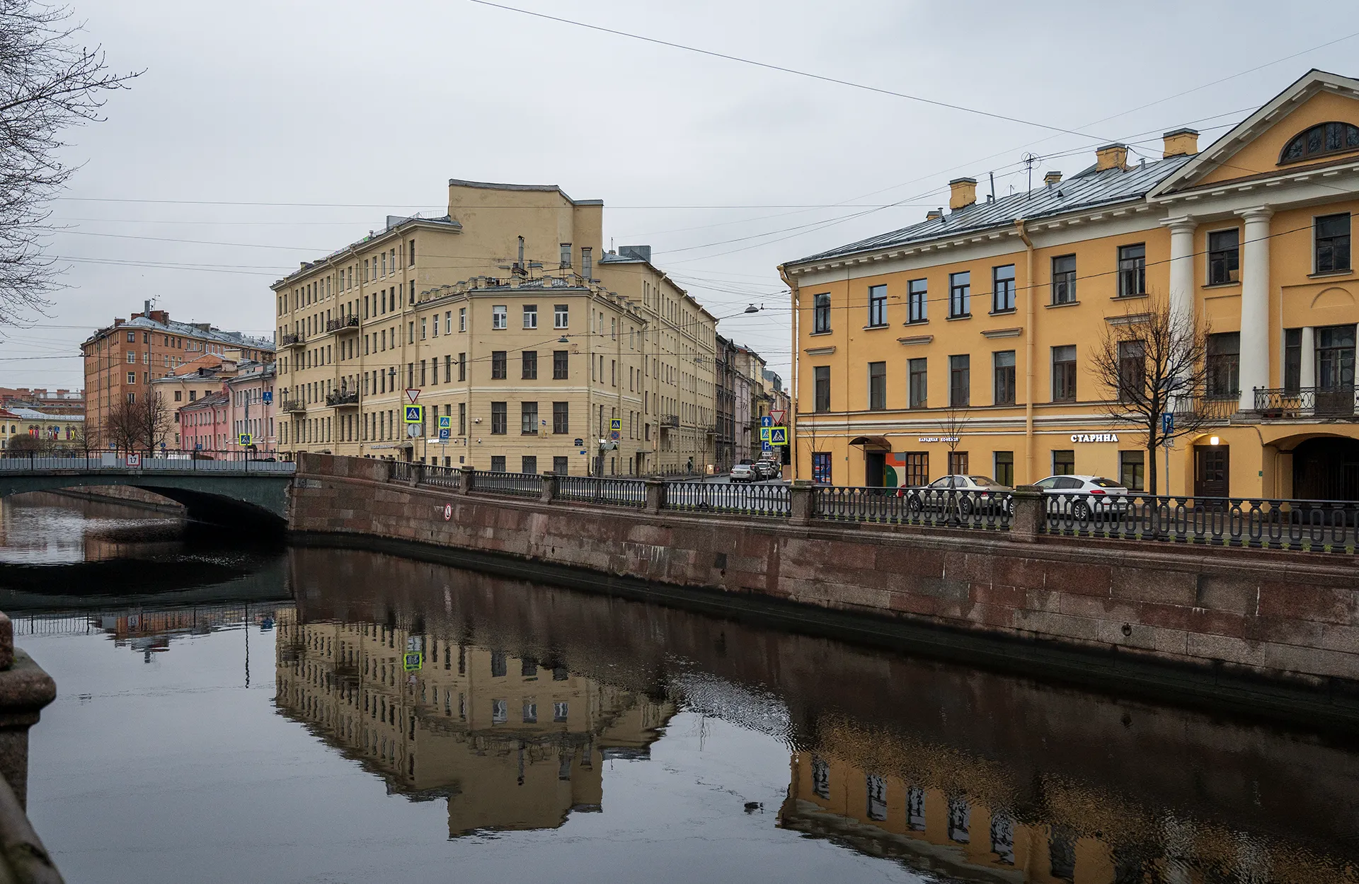 Дом старухи-процентщицы слева. Справа кафе Парадная