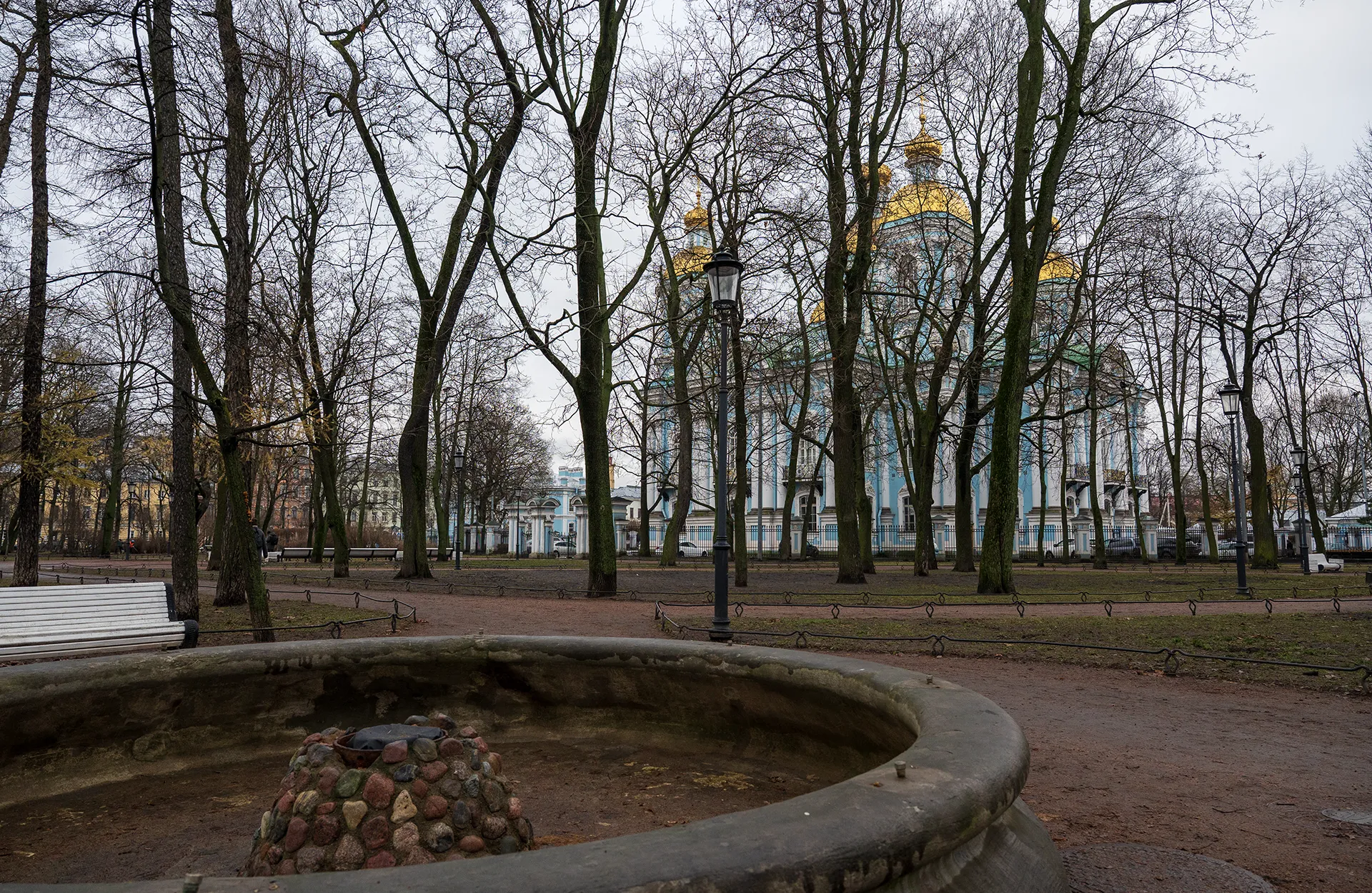 Никольский собор. Летом в фонтане лягушки льют воду.