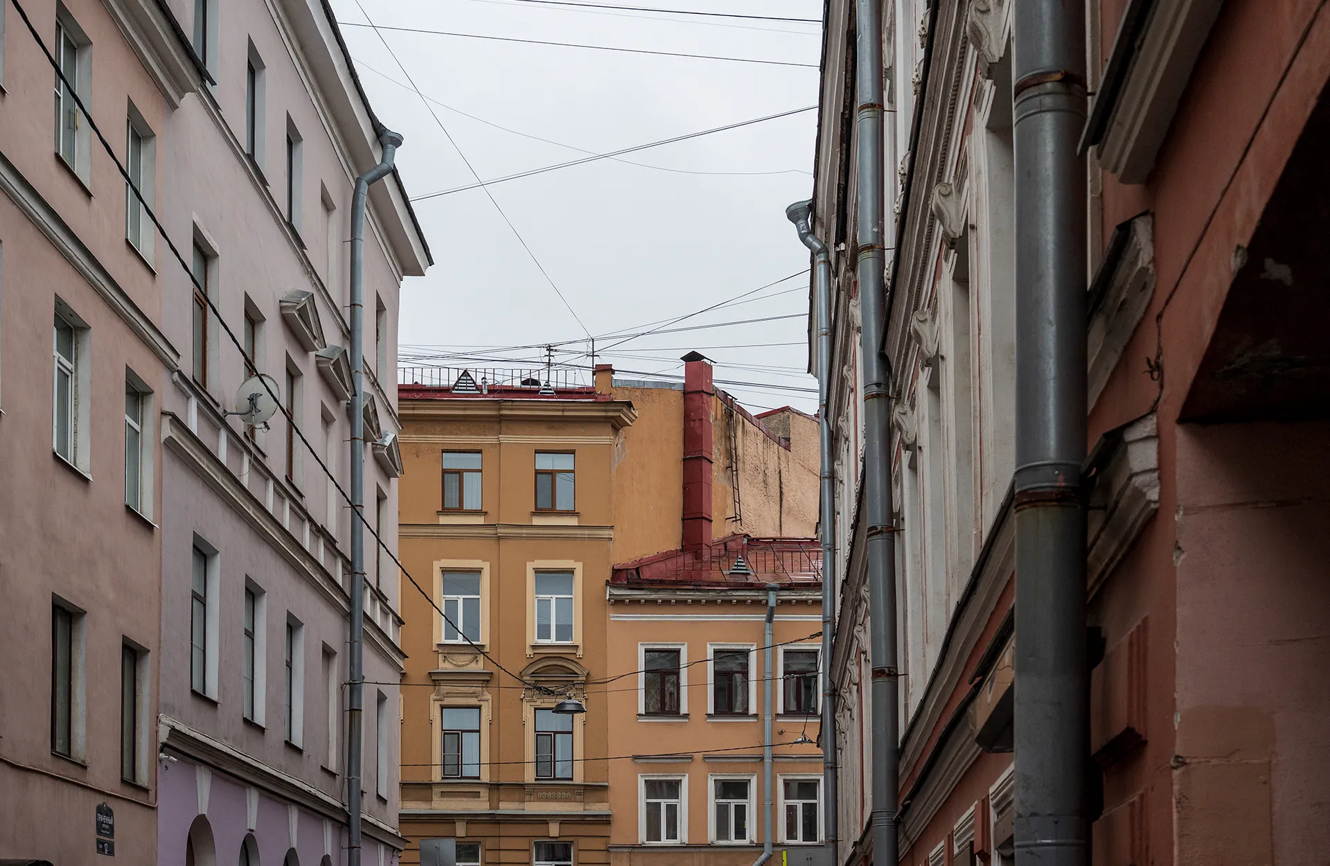 Типичный переулок в СПб