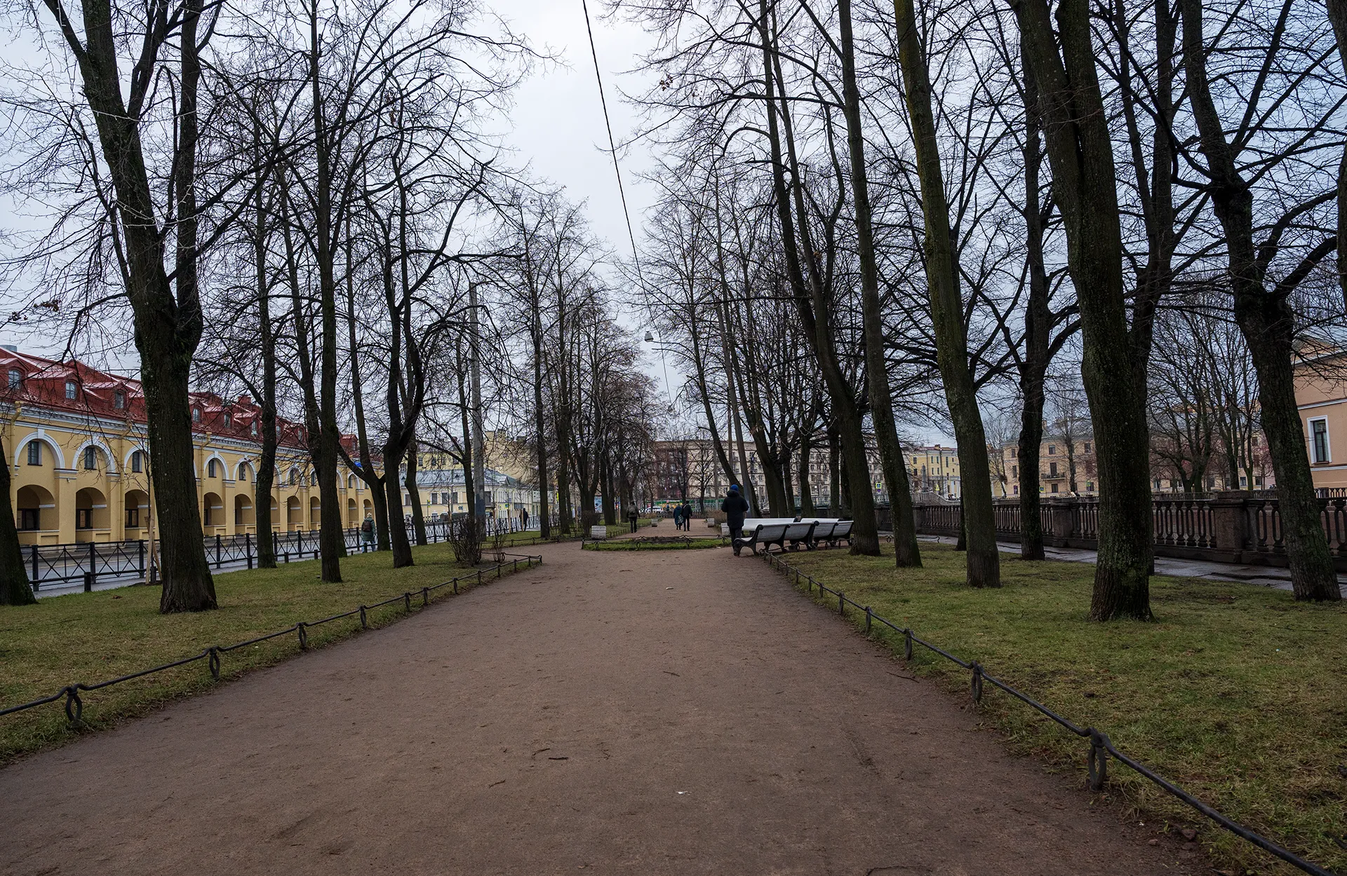 Сквер вдоль Садовой улицы. Слева видно Никольские ряды