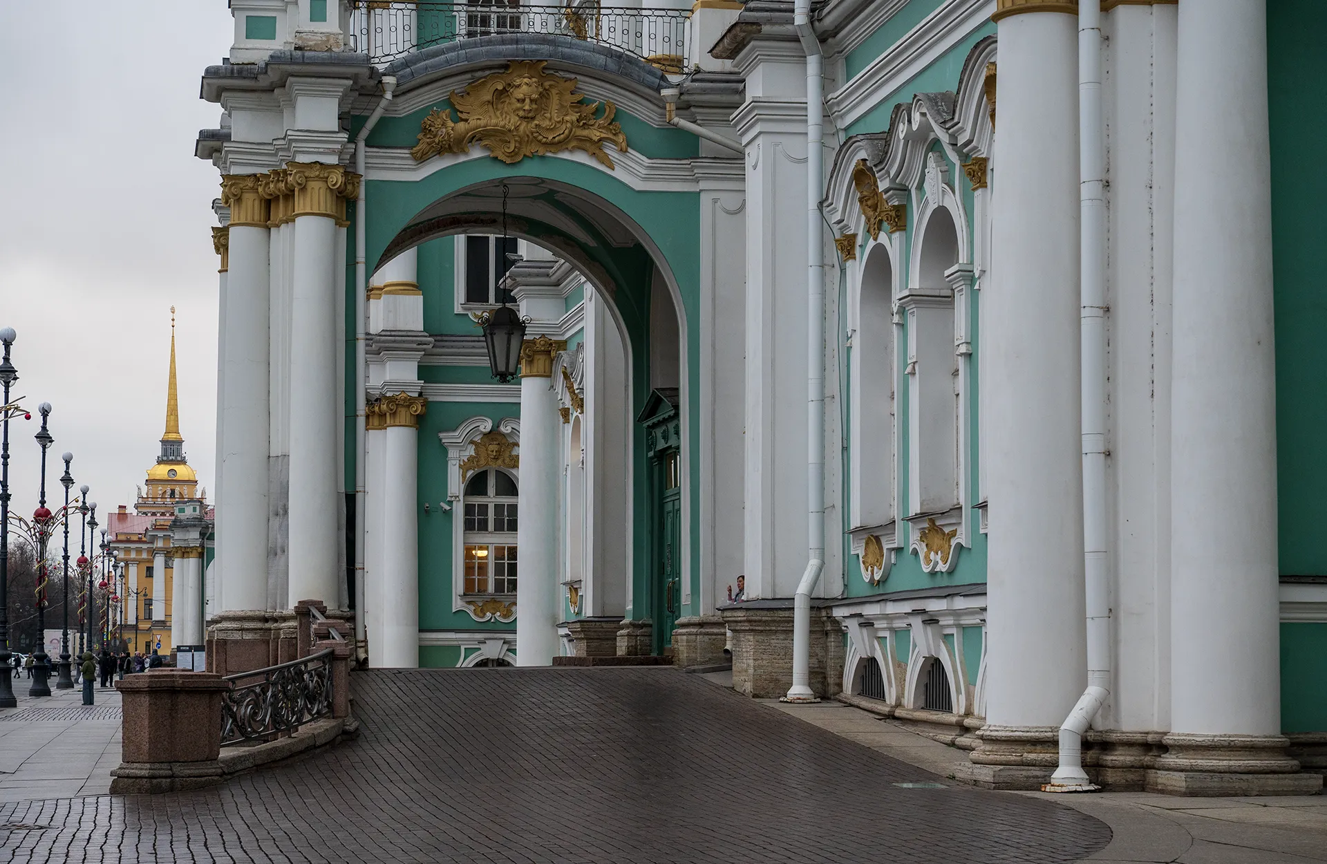 Эрмитаж. На заднем плане Адмиралтейство