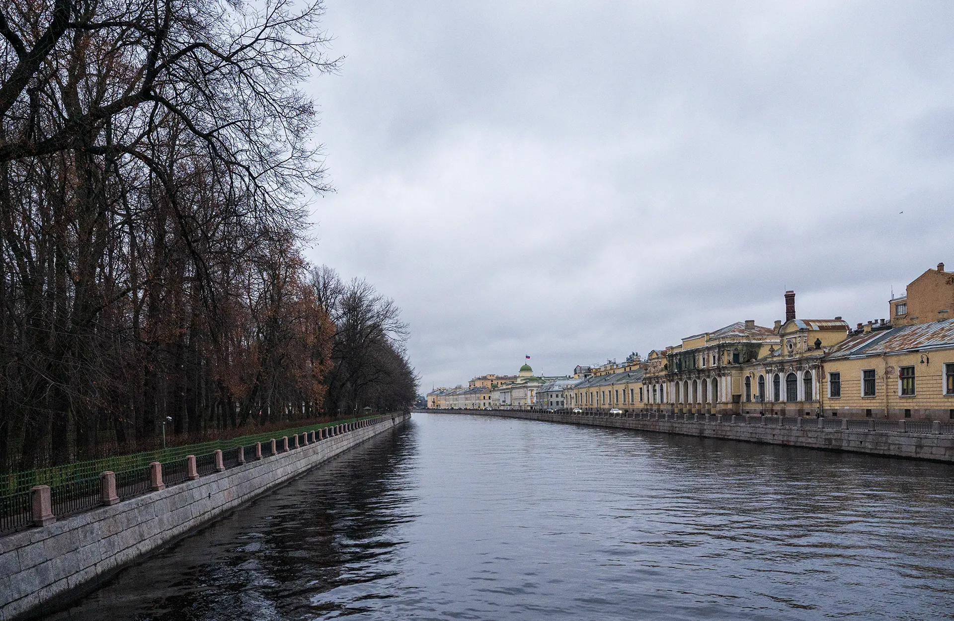 Фонтанка. Слева Летний сад