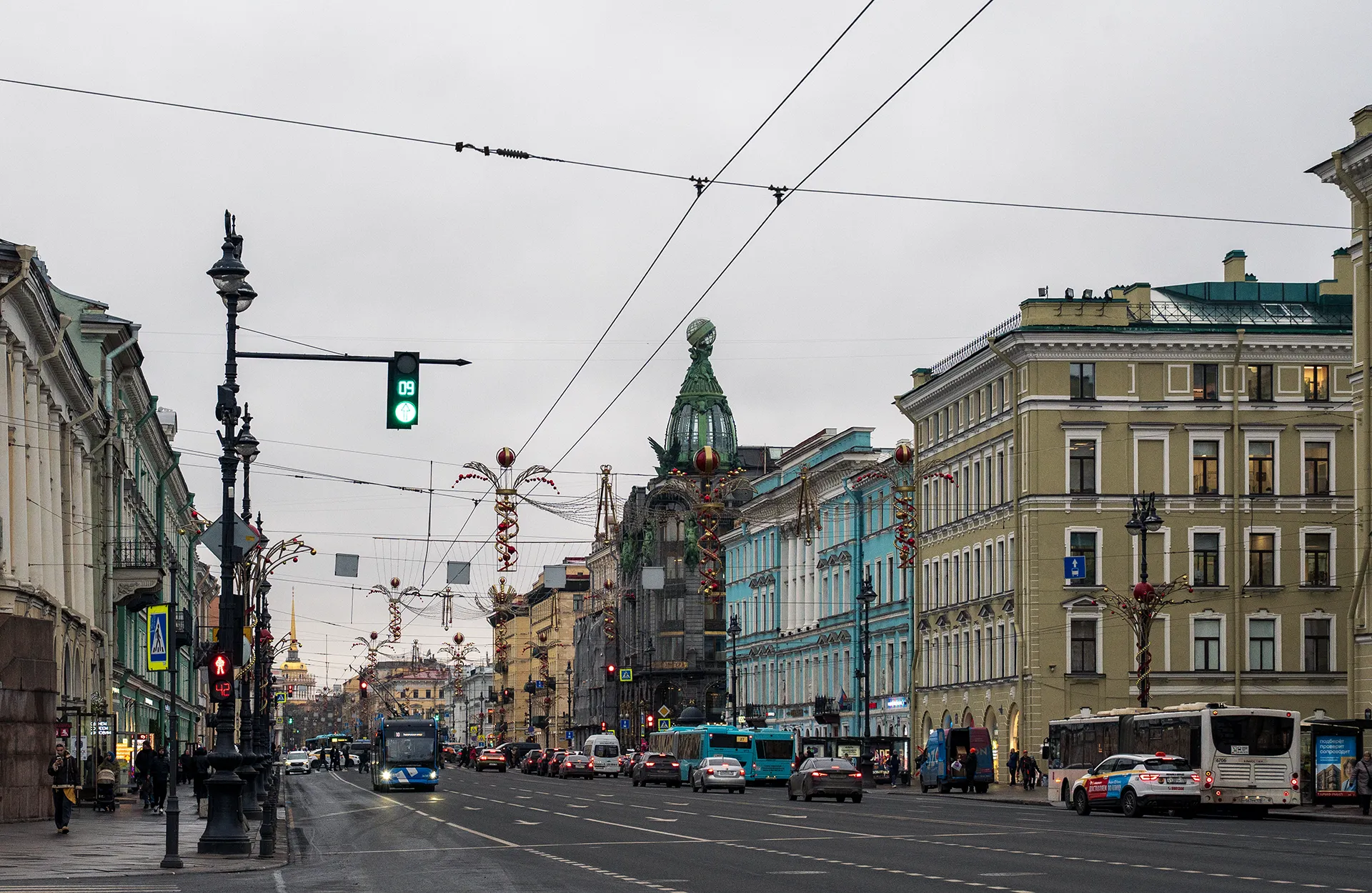 Невский проспект возле метро Гостиный двор