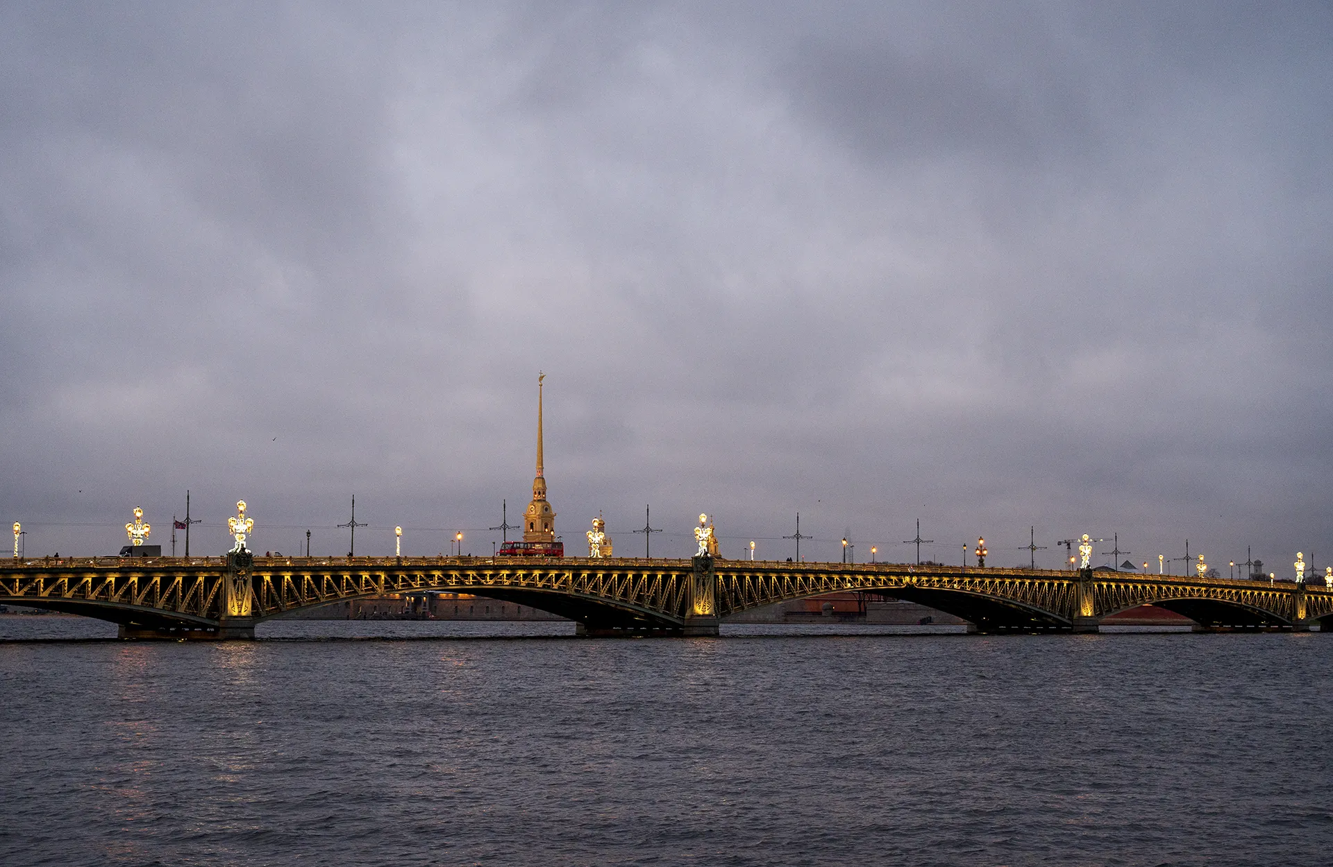 Троицкий мост. Только зажглись фонари