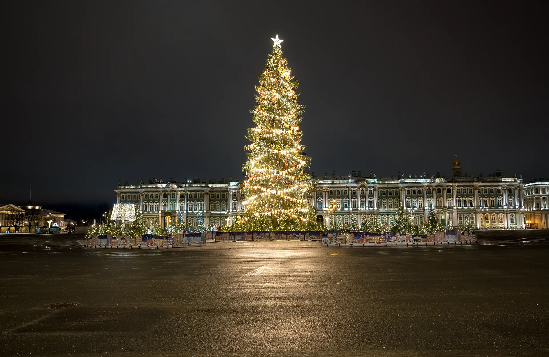 Главная ёлка на Дворцовой площади в Санкт-Петербурге