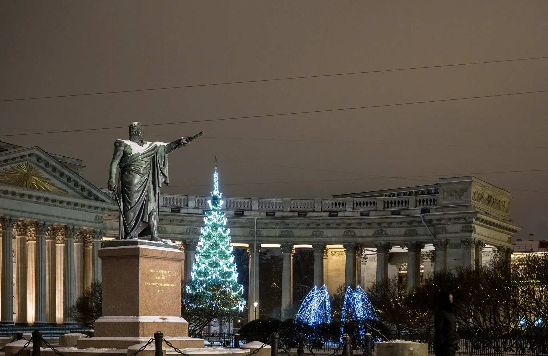 Кутузов измерят высоту ёлки у Казанского собора