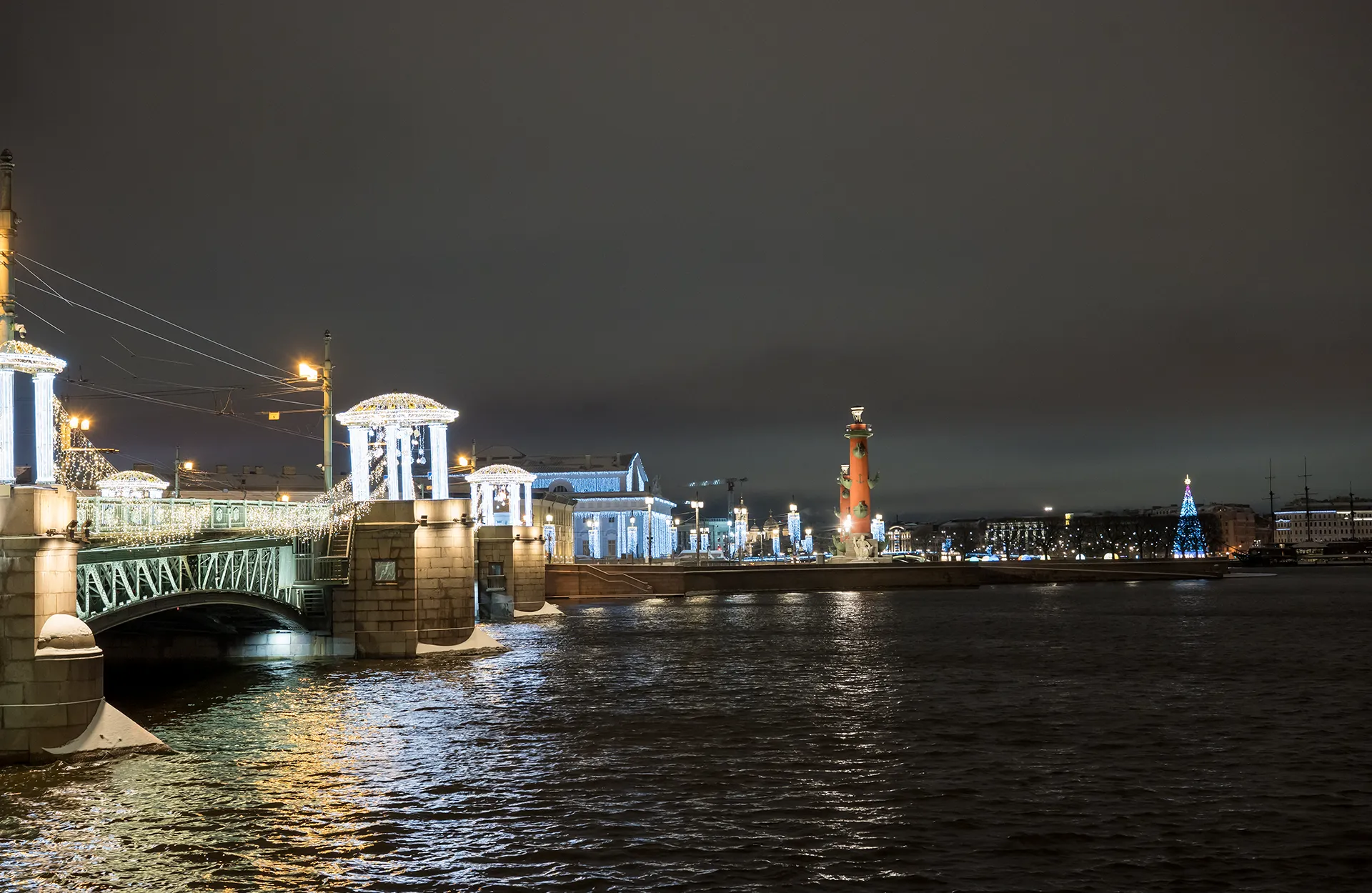 Вид на Дворцовый мост