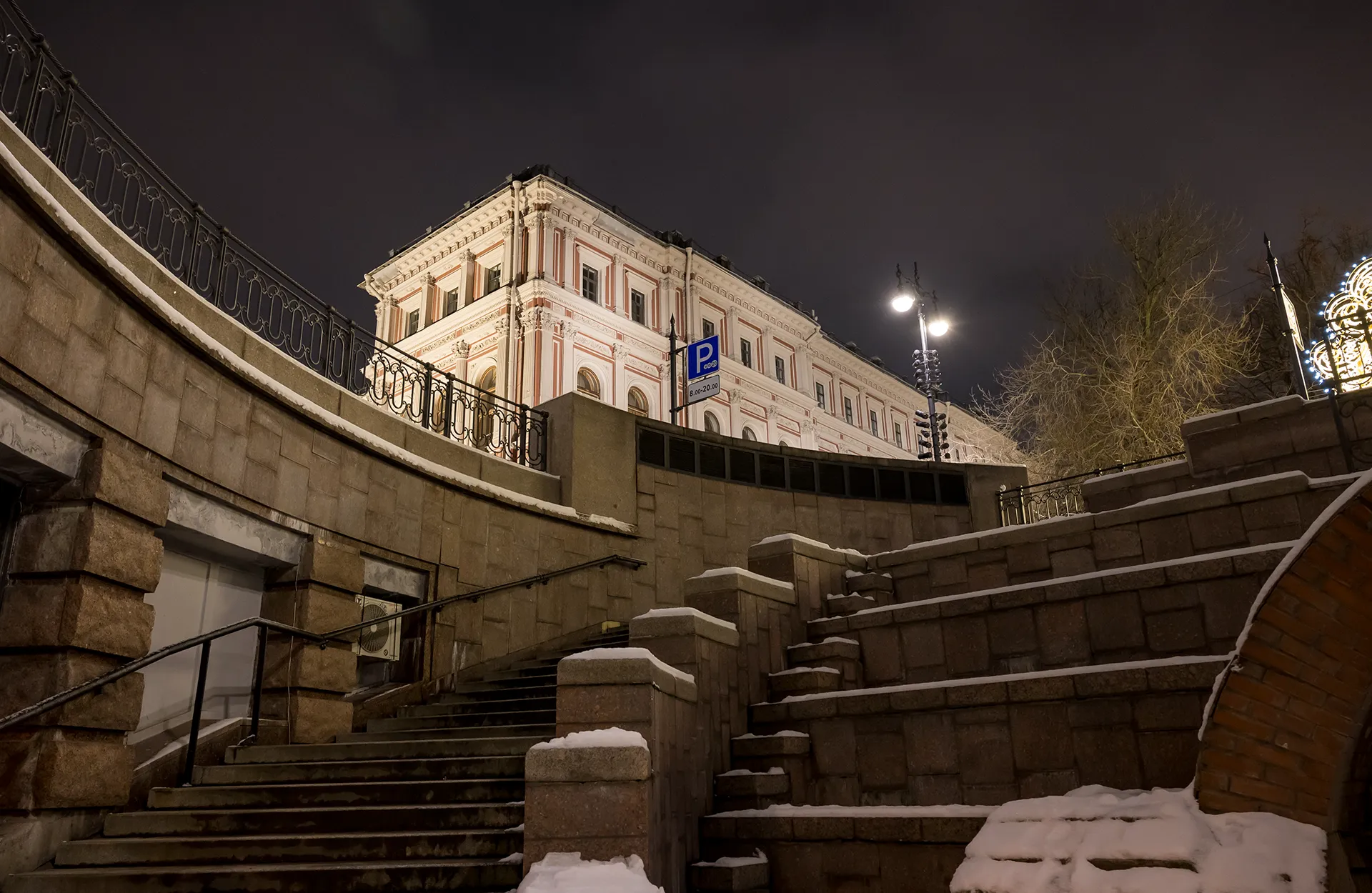 Выход на Конногвардейский бульвар